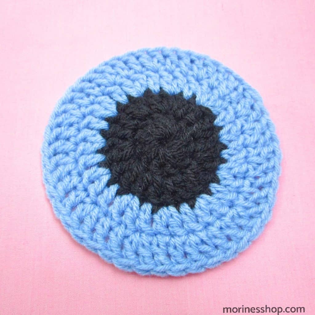 Crochet pupil and iris of the eye