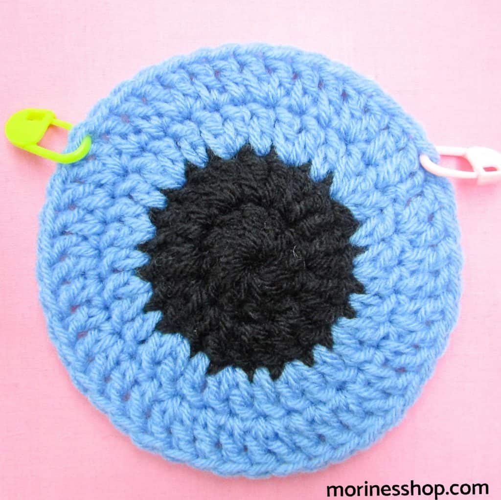 Crochet pupil and iris of the eye marked with stitch markers