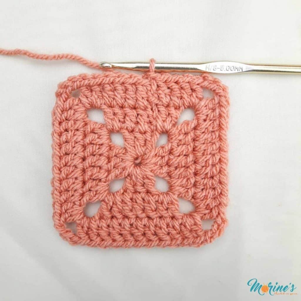 Crochet solid granny square row 3